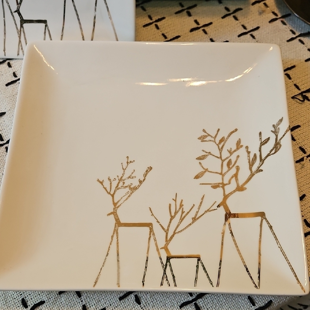 Set of Large White Square Plates with Gold Reindeer Design - Picture 6 of 15